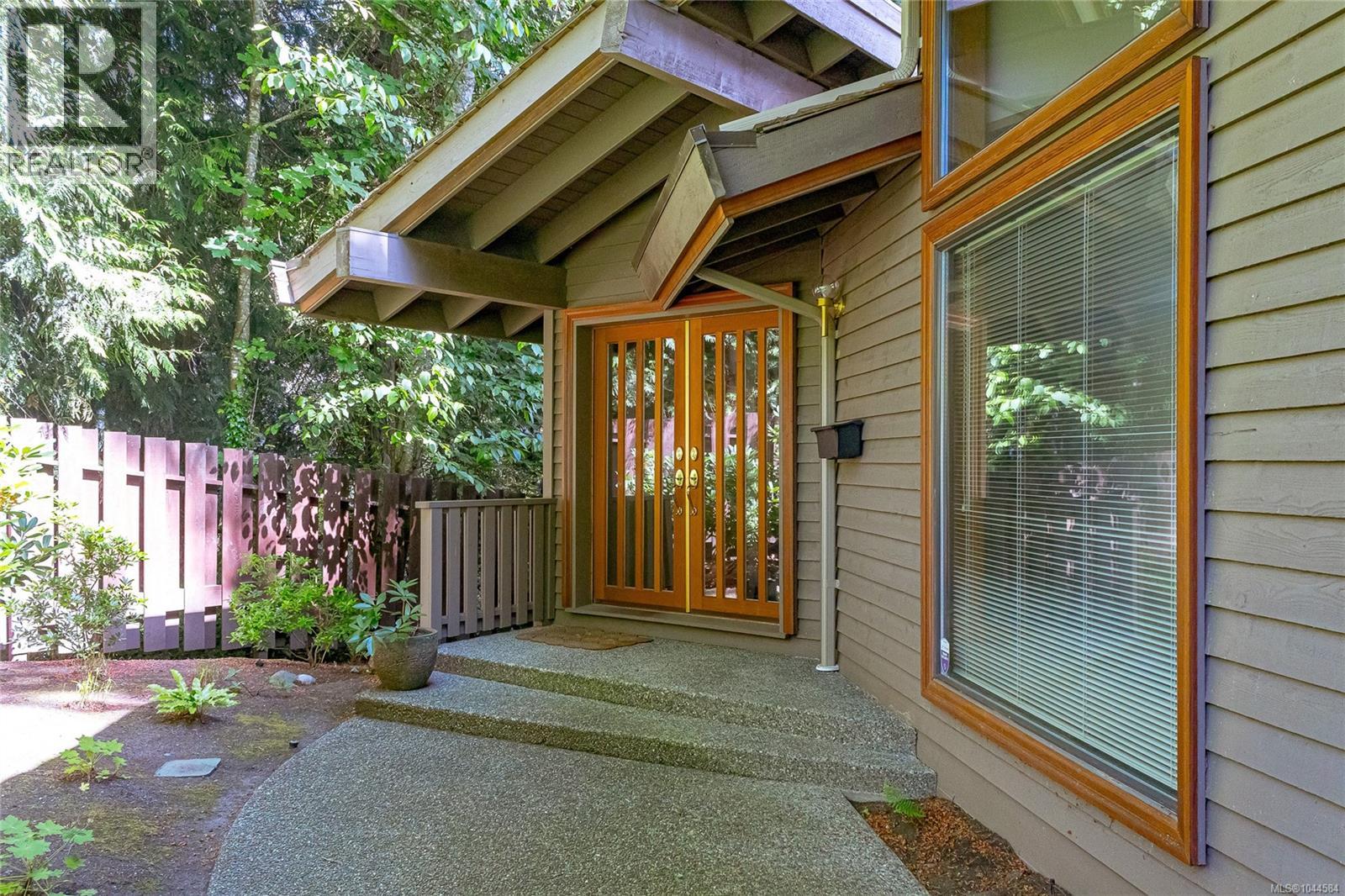  1015 Kentwood Place, Saanich
