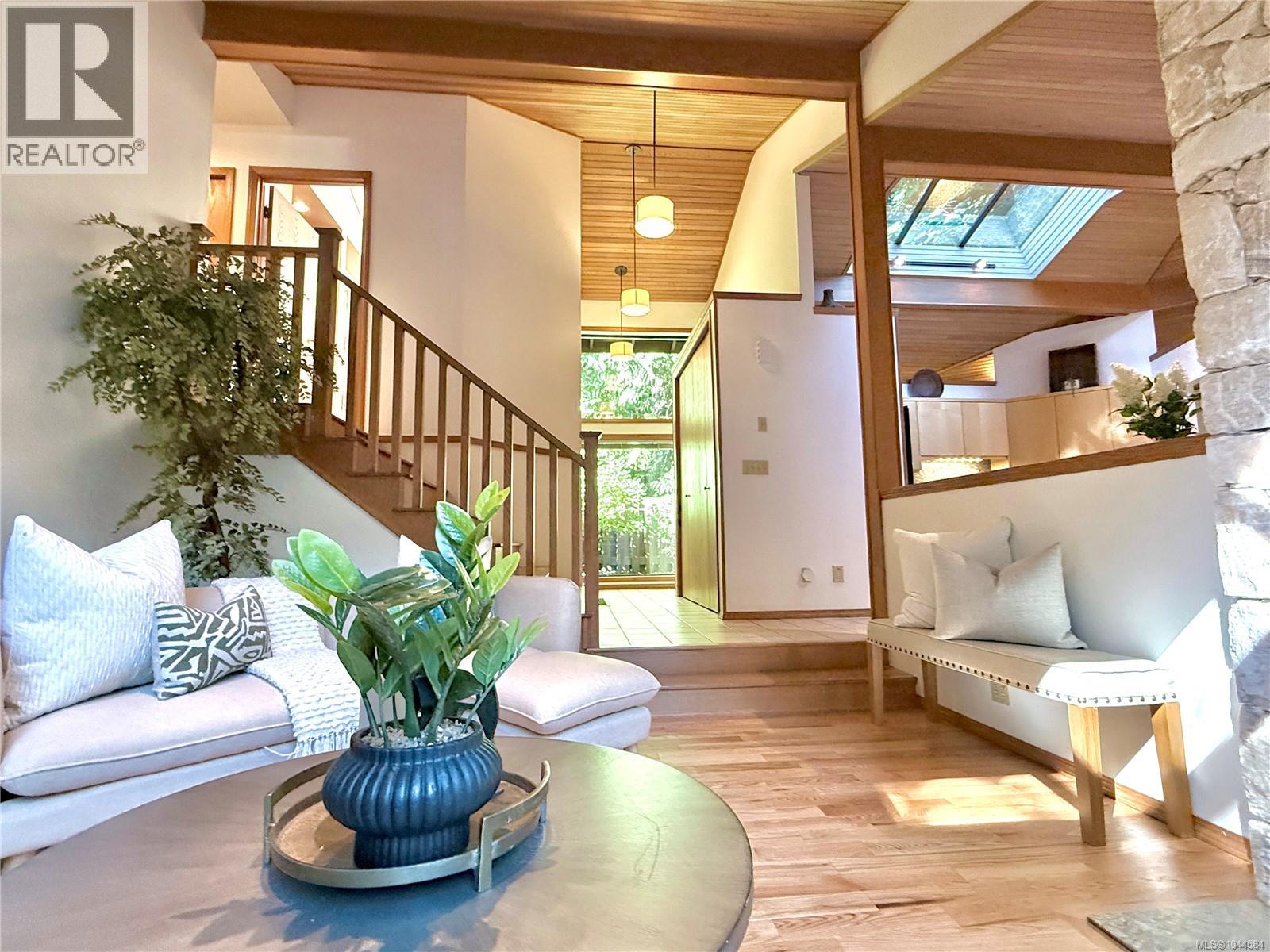  1015 Kentwood Place, Saanich