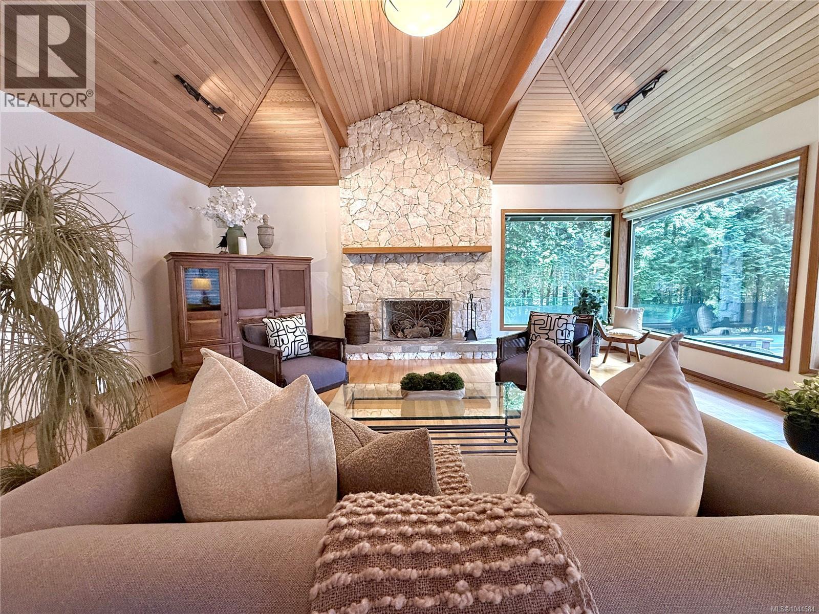  1015 Kentwood Place, Saanich