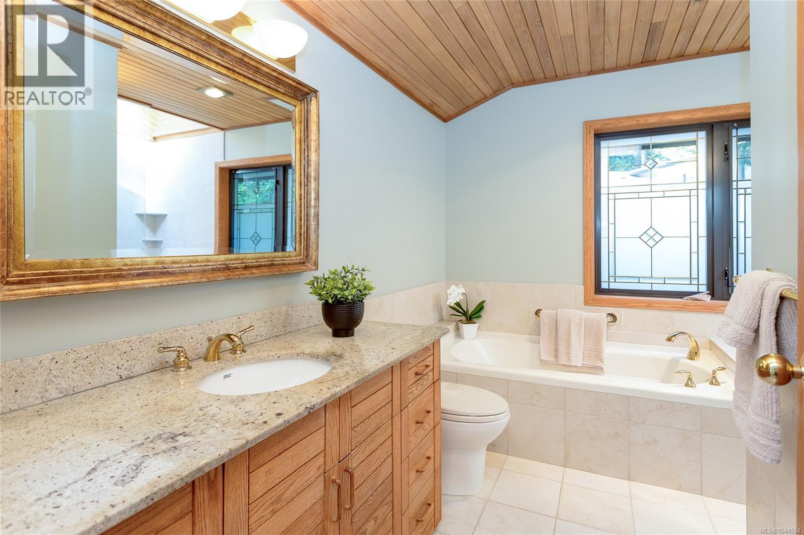  1015 Kentwood Place, Saanich