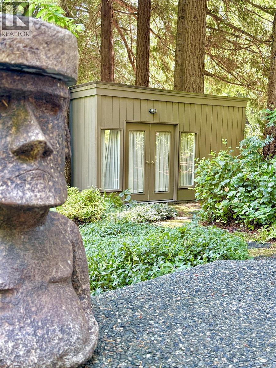  1015 Kentwood Place, Saanich