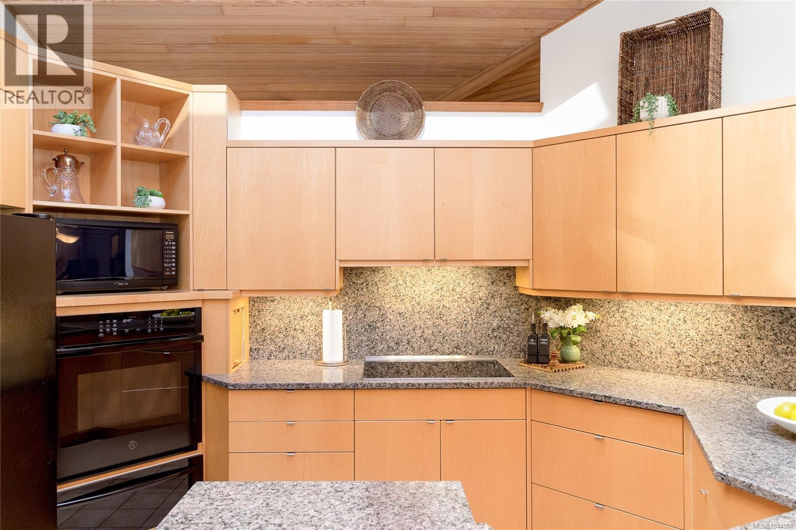  1015 Kentwood Place, Saanich