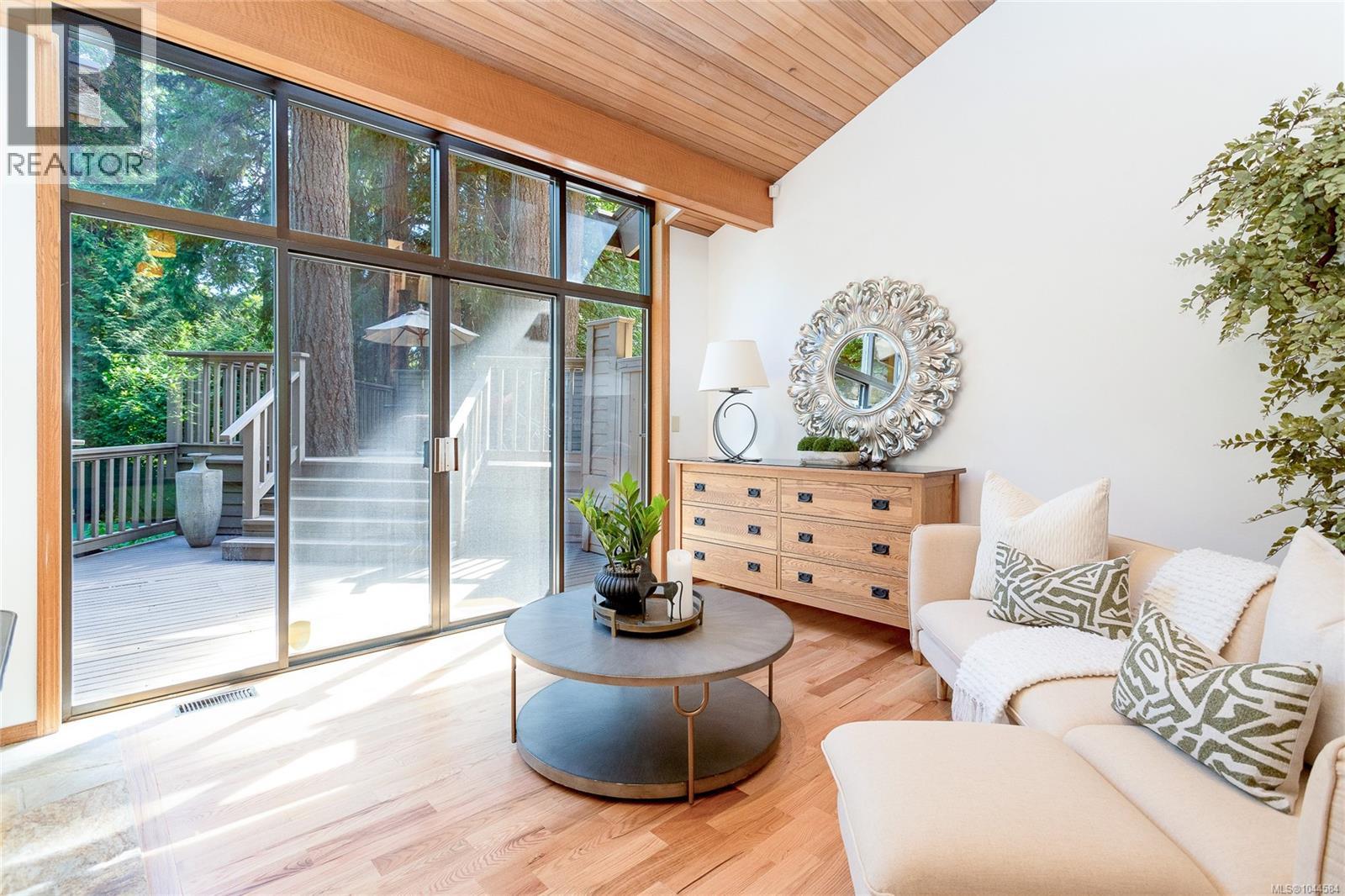  1015 Kentwood Place, Saanich
