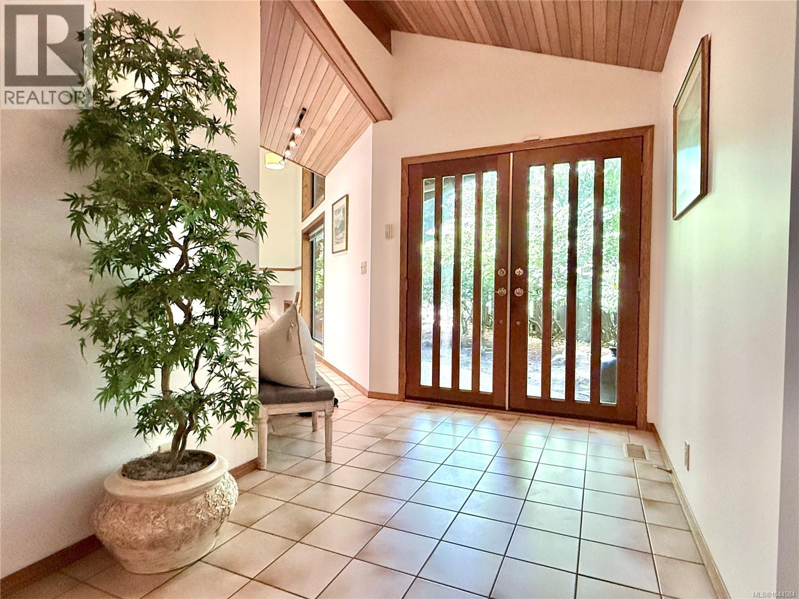  1015 Kentwood Place, Saanich