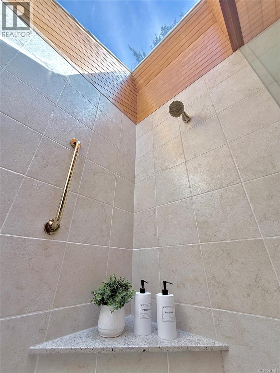  1015 Kentwood Place, Saanich