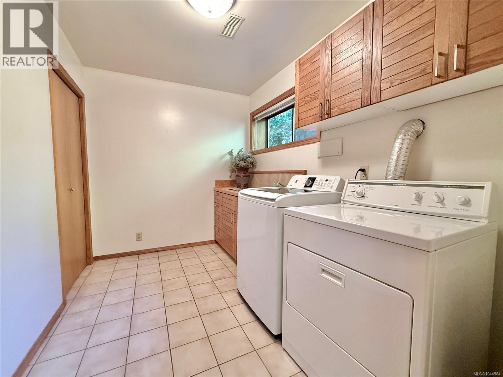  1015 Kentwood Place, Saanich