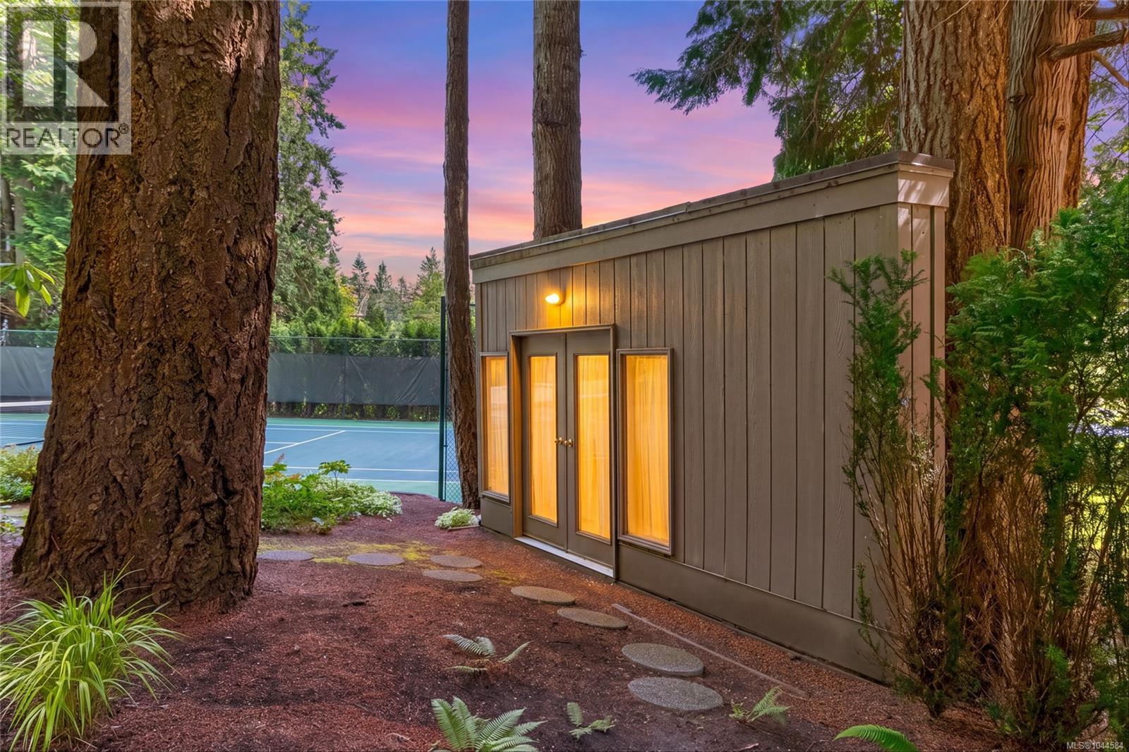  1015 Kentwood Place, Saanich