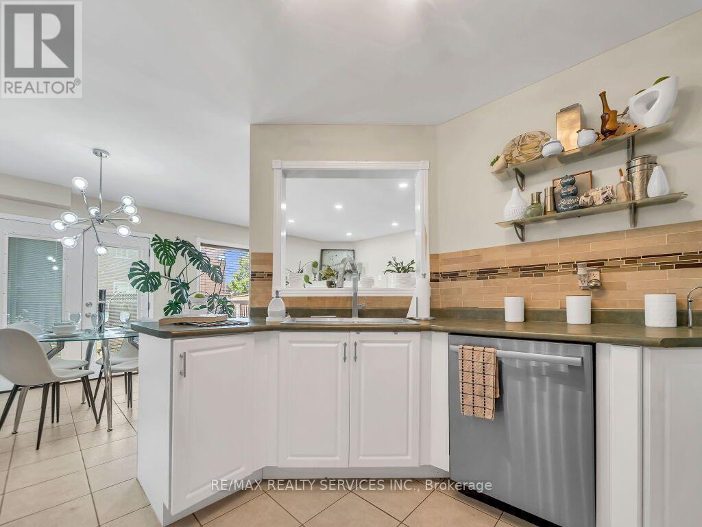 35 PEACHLEAF CRESCENT - 11