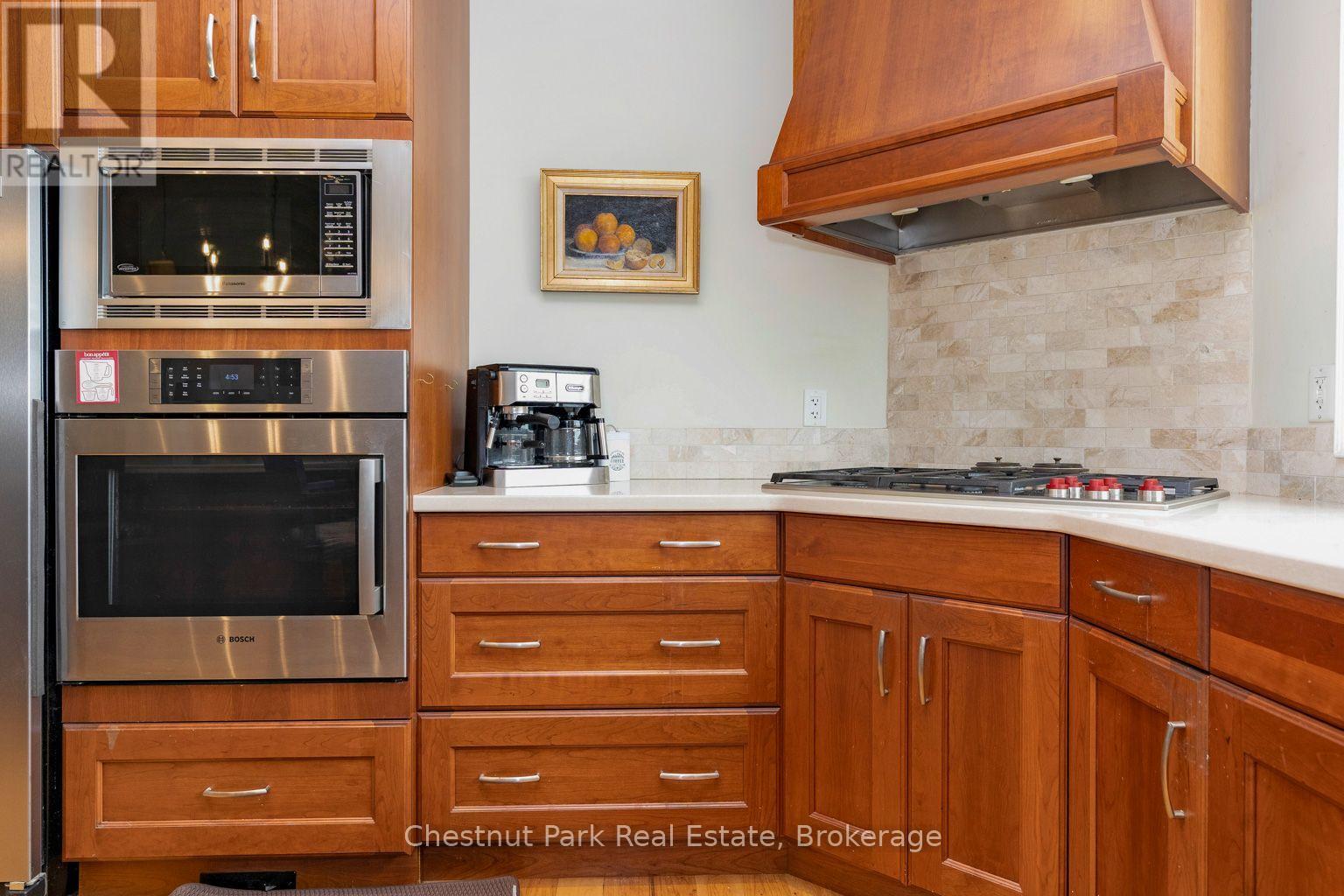 133 LAKESHORE ROAD E - 32