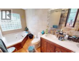 3pc Bathroom - 833 Peters Avenue, Oxbow, SK S0C2B0 Photo 17