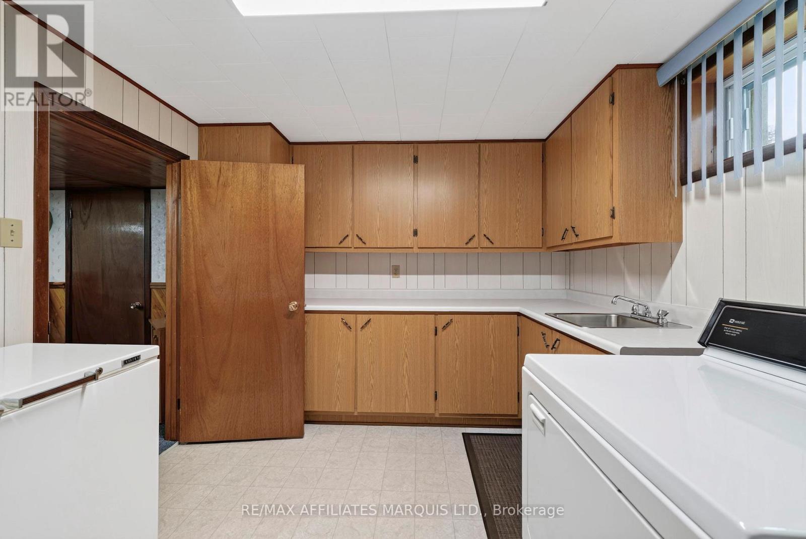 748 MONTCALM COURT - Image 33