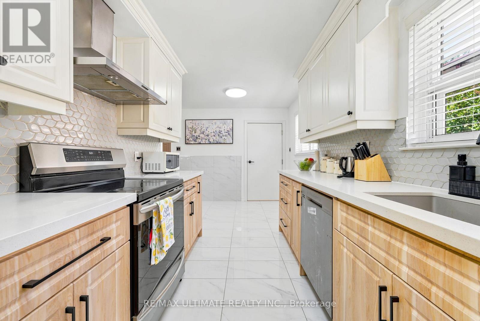 48 VENETIAN CRESCENT - 14