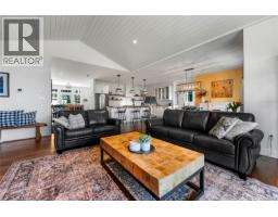Living room - 347 Collins Rd, Salt Spring, BC V8K2N1 Photo 9