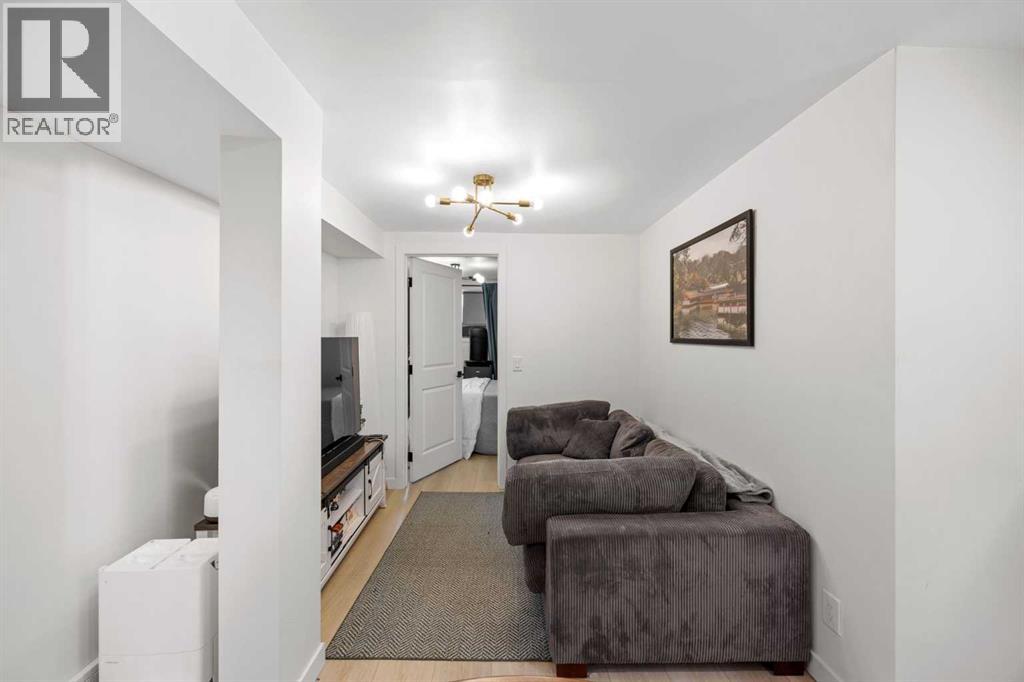 1435 38 Street SW - 22