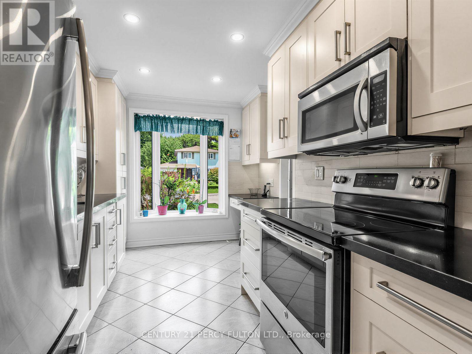 388 HANDLEY CRESCENT - 12