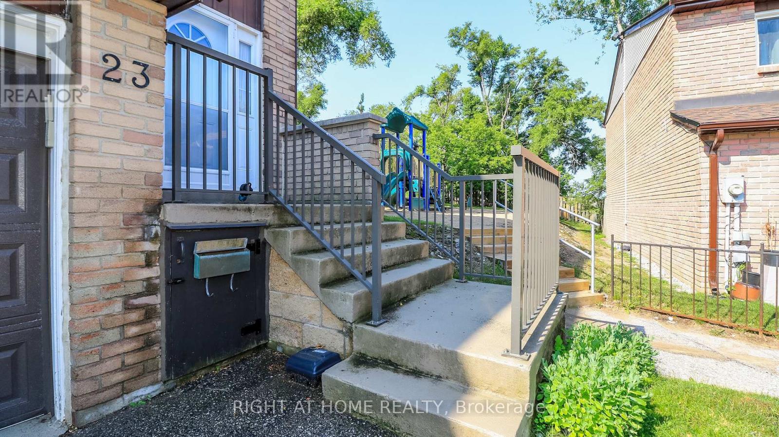 #23 52 ADELAIDE STREET - 38