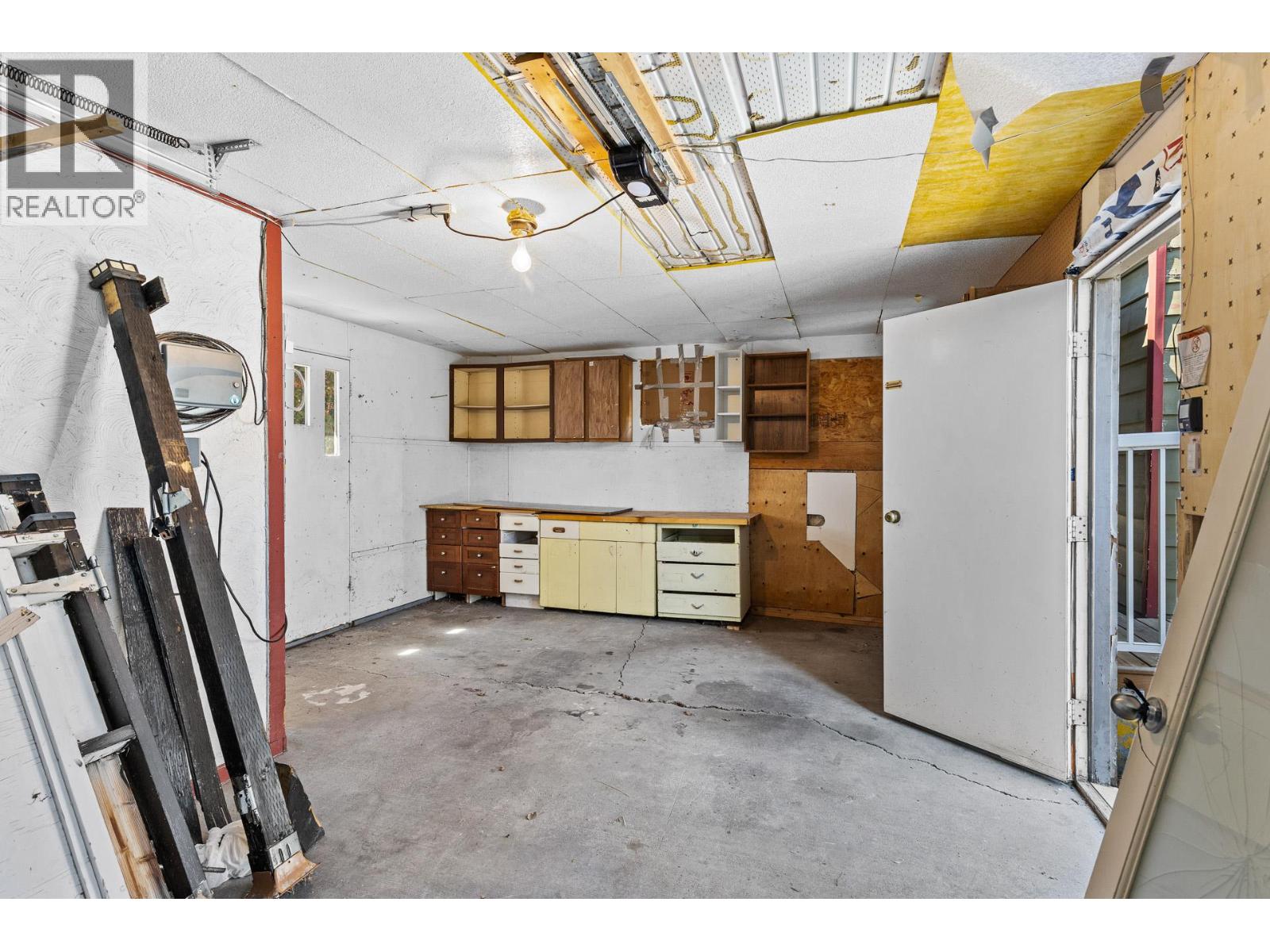 925 Sutherland Avenue - Image 32