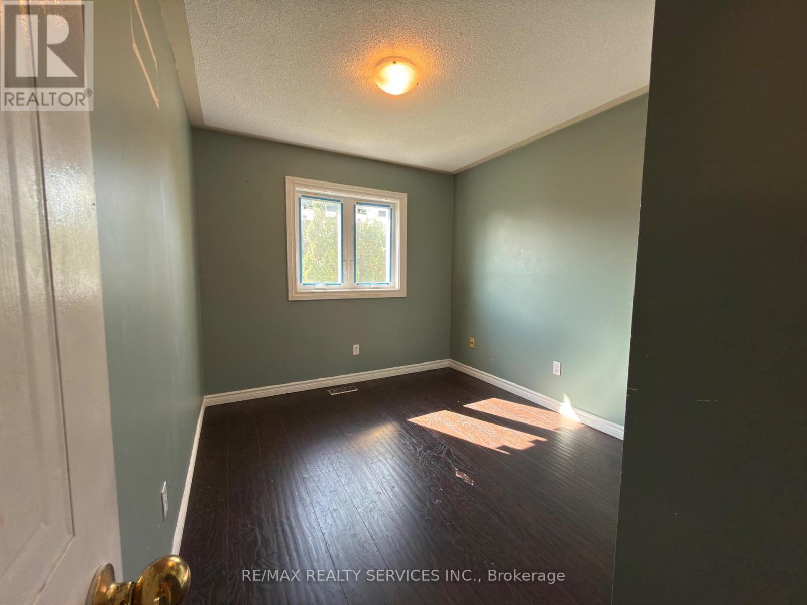 13 WICKSTEAD COURT - 22