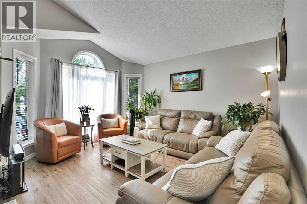 7237 Laguna Way NE, Monterey Park, Calgary photo 2