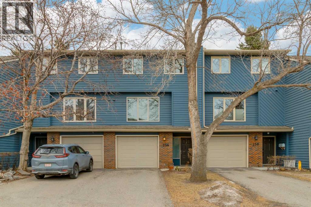256 Point Mckay Terrace NW, Point McKay, Calgary photo 1