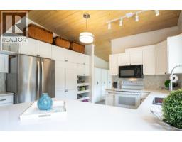 Kitchen - 1587 Pratico Road, Revelstoke, BC V0E2S1 Photo 9