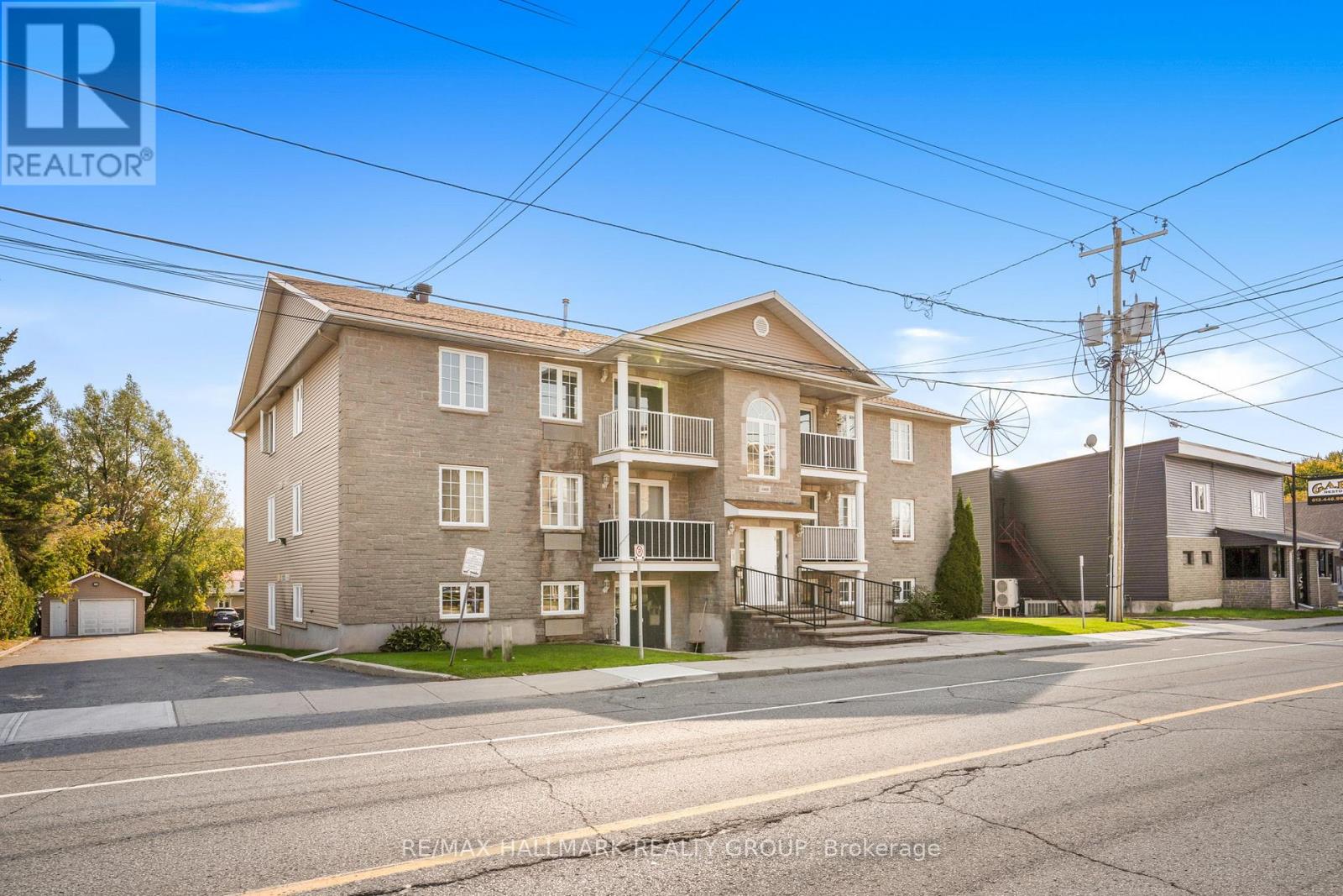 #302 1005 LAURIER STREET - 1