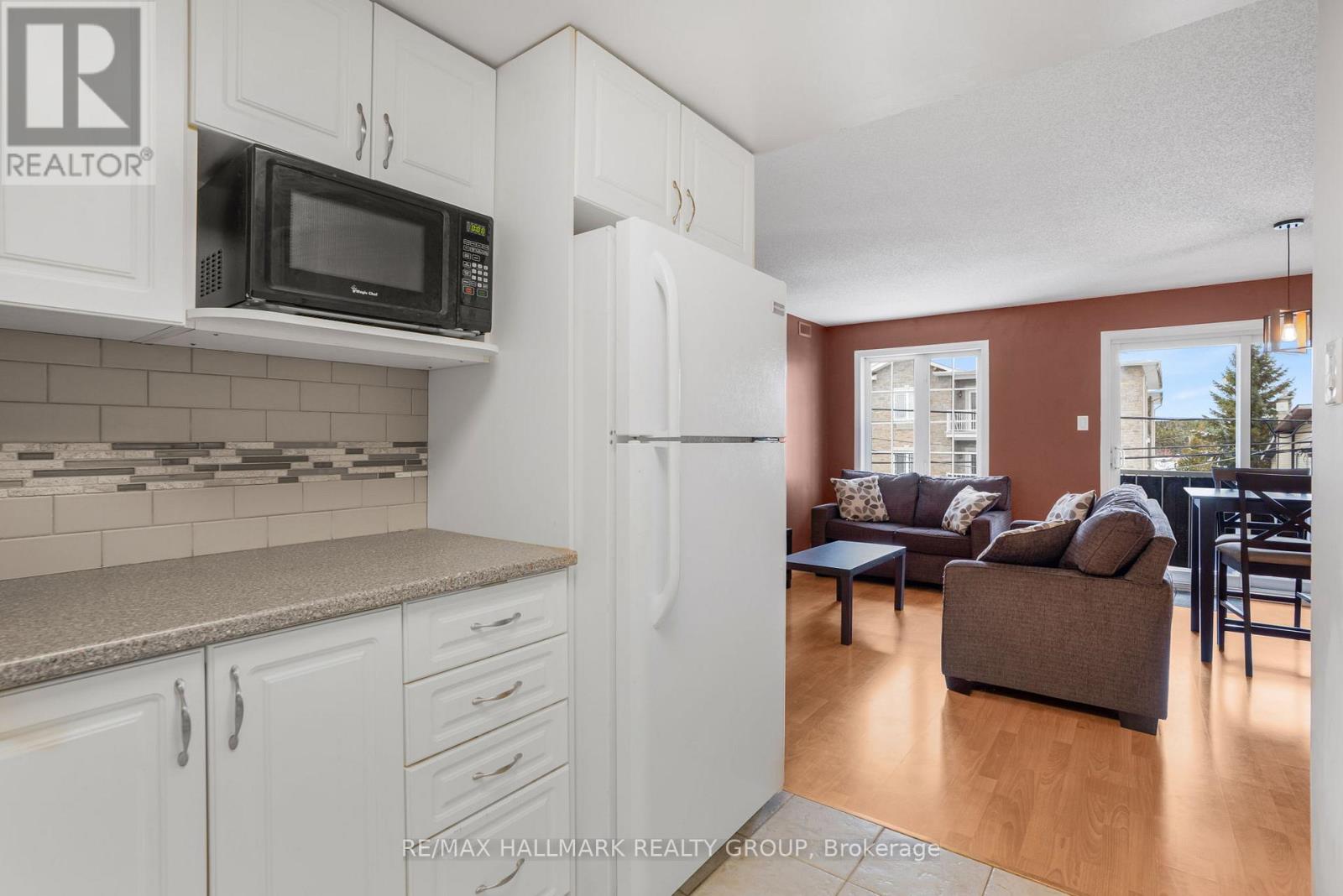 #302 1005 LAURIER STREET - 13
