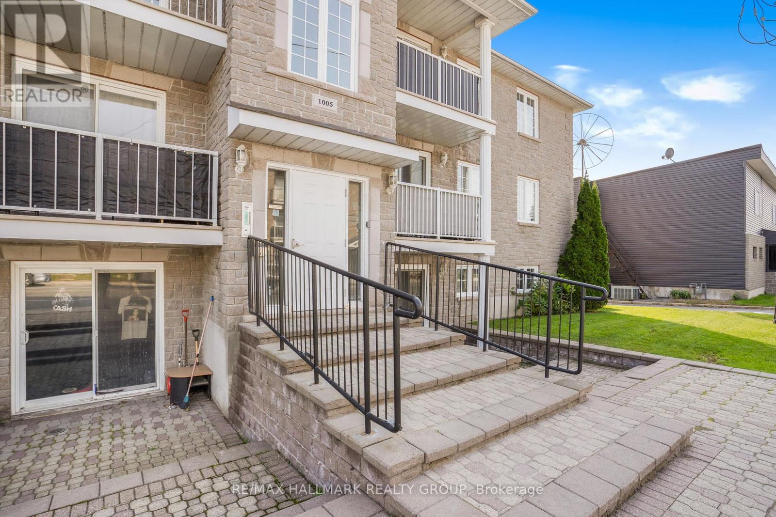 #302 1005 LAURIER STREET - 3