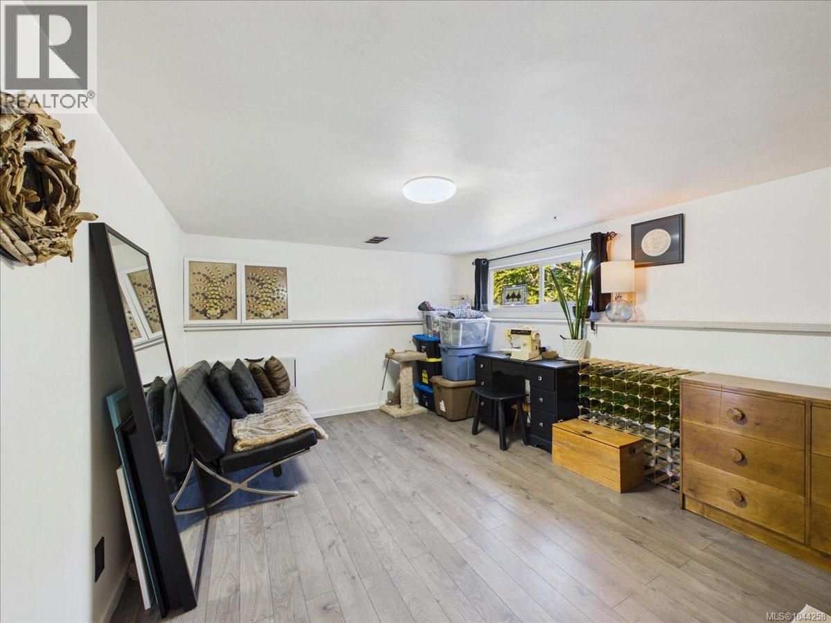 1638 Whiffin Spit Rd - 44