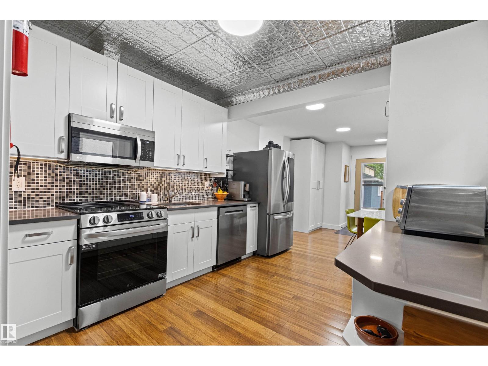 8748 80 AV NW - 15