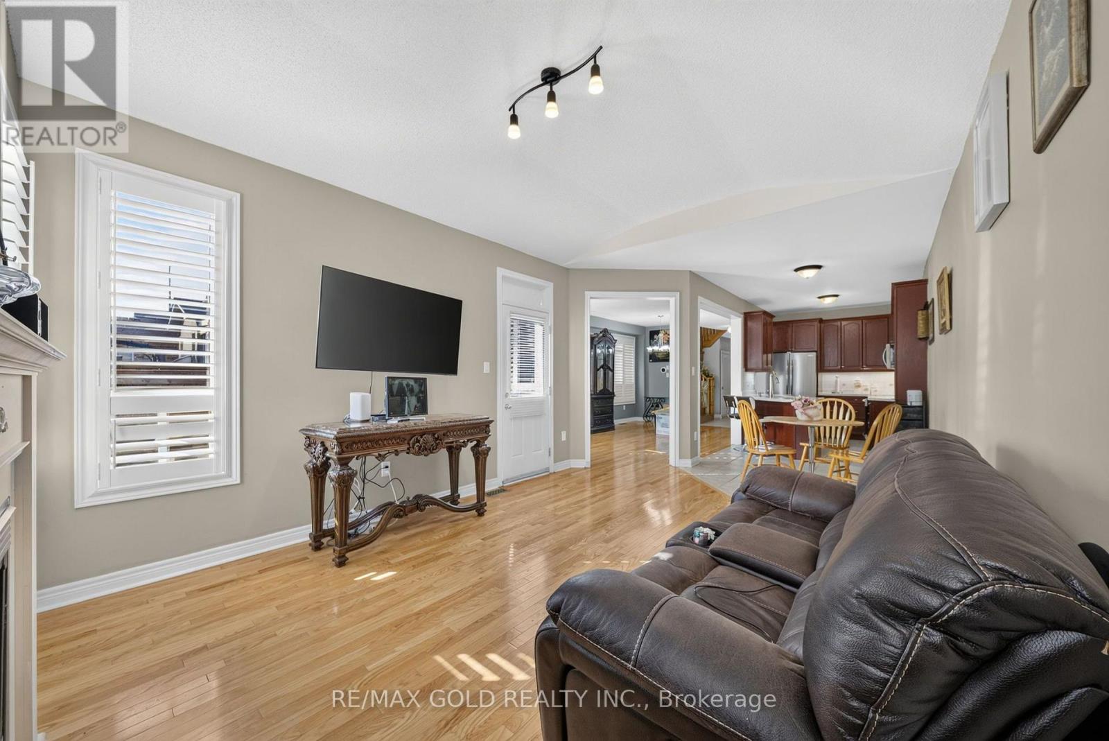 104 EVERINGHAM CIRCLE - 11
