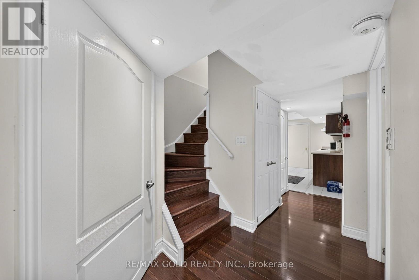 104 EVERINGHAM CIRCLE - 32