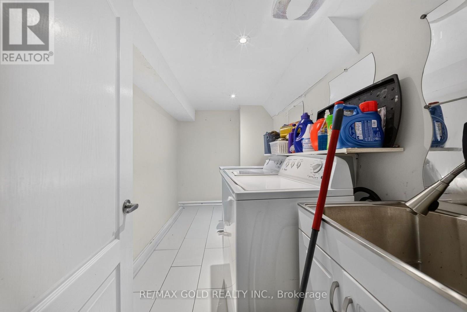 104 EVERINGHAM CIRCLE - 40