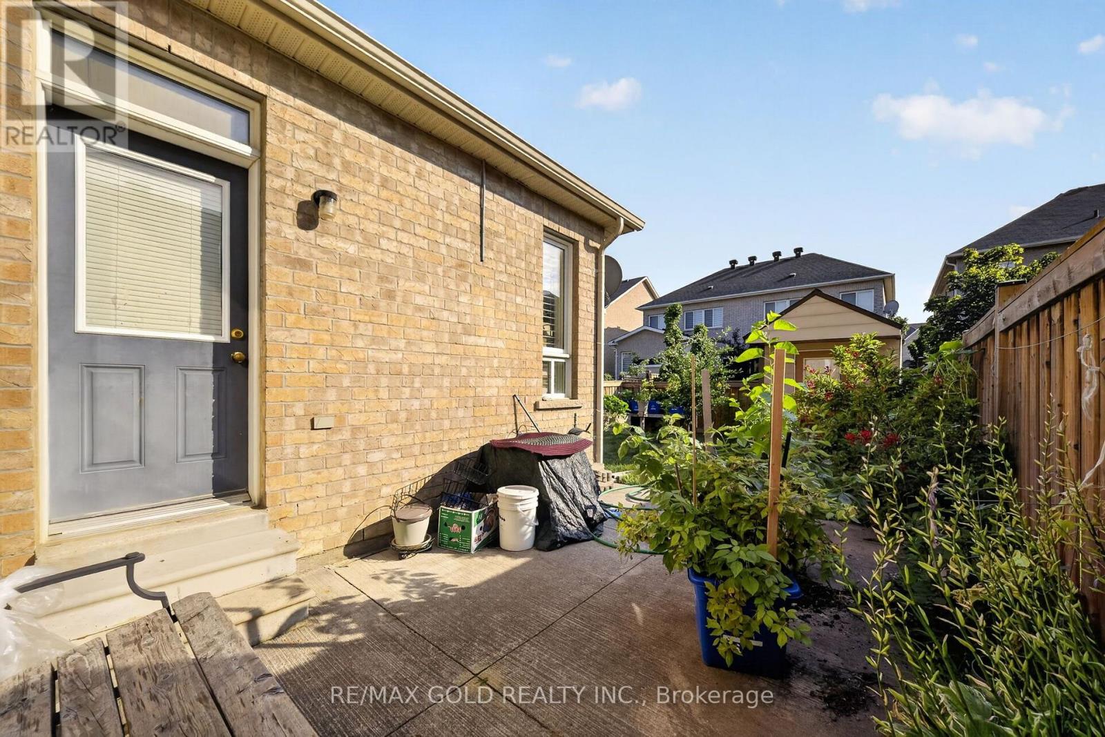 104 EVERINGHAM CIRCLE - 42