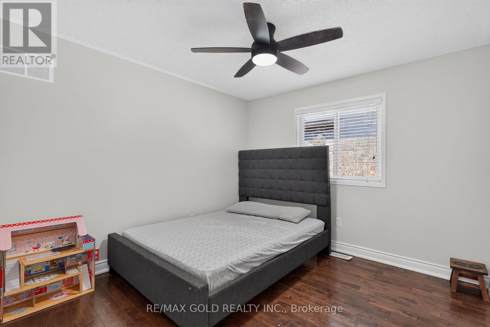 40 DUNURE CRESCENT - 32