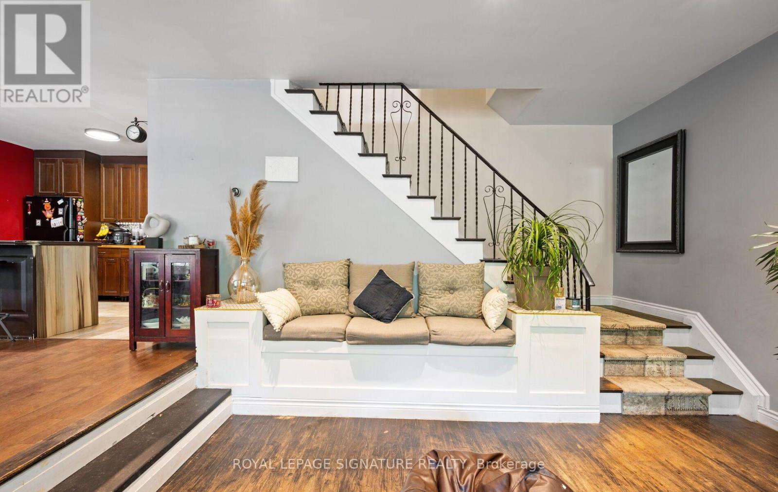 #9 61 ARDGLEN DRIVE - 12