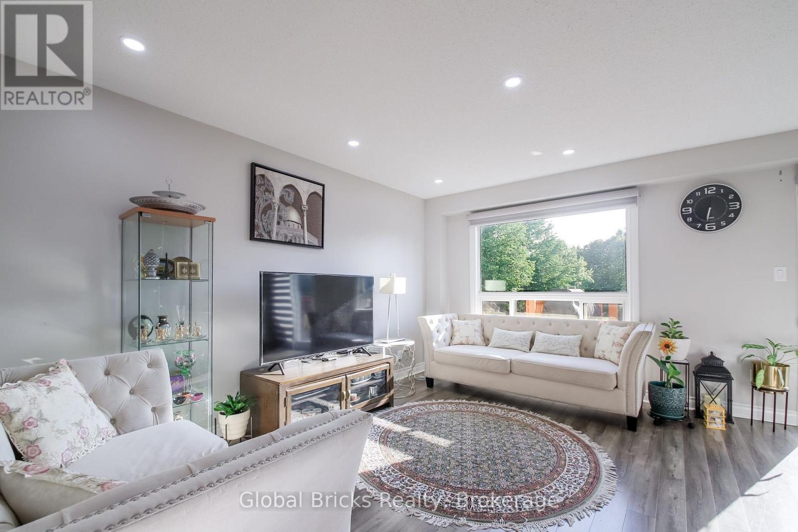 56 Winston Crescent, Whitby, ON photo 5