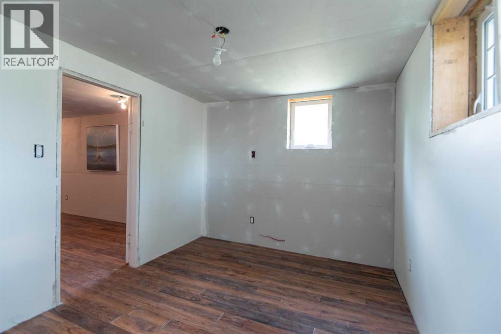 4645 47 Street - 32