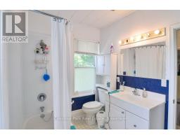 Bathroom - 128 James Street, Bracebridge, ON P1L2B6 Photo 9