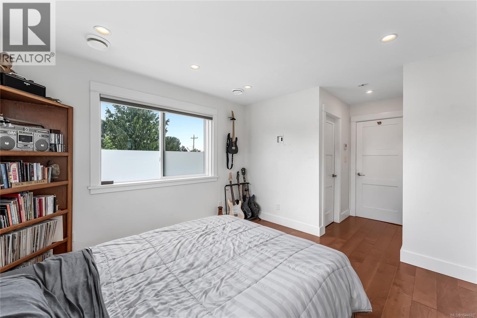 57 Sims Ave - Image 13