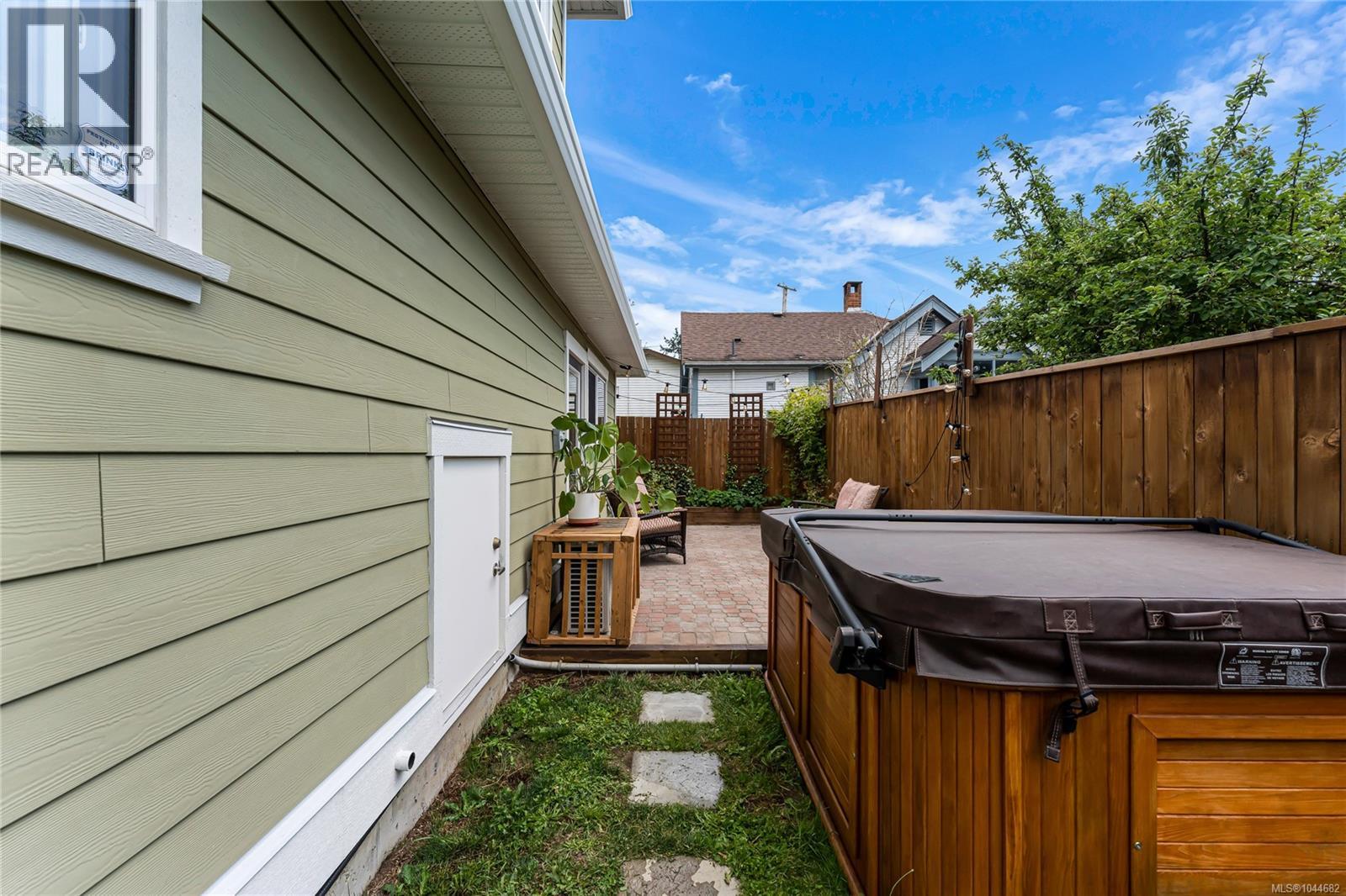 57 Sims Ave - Image 35