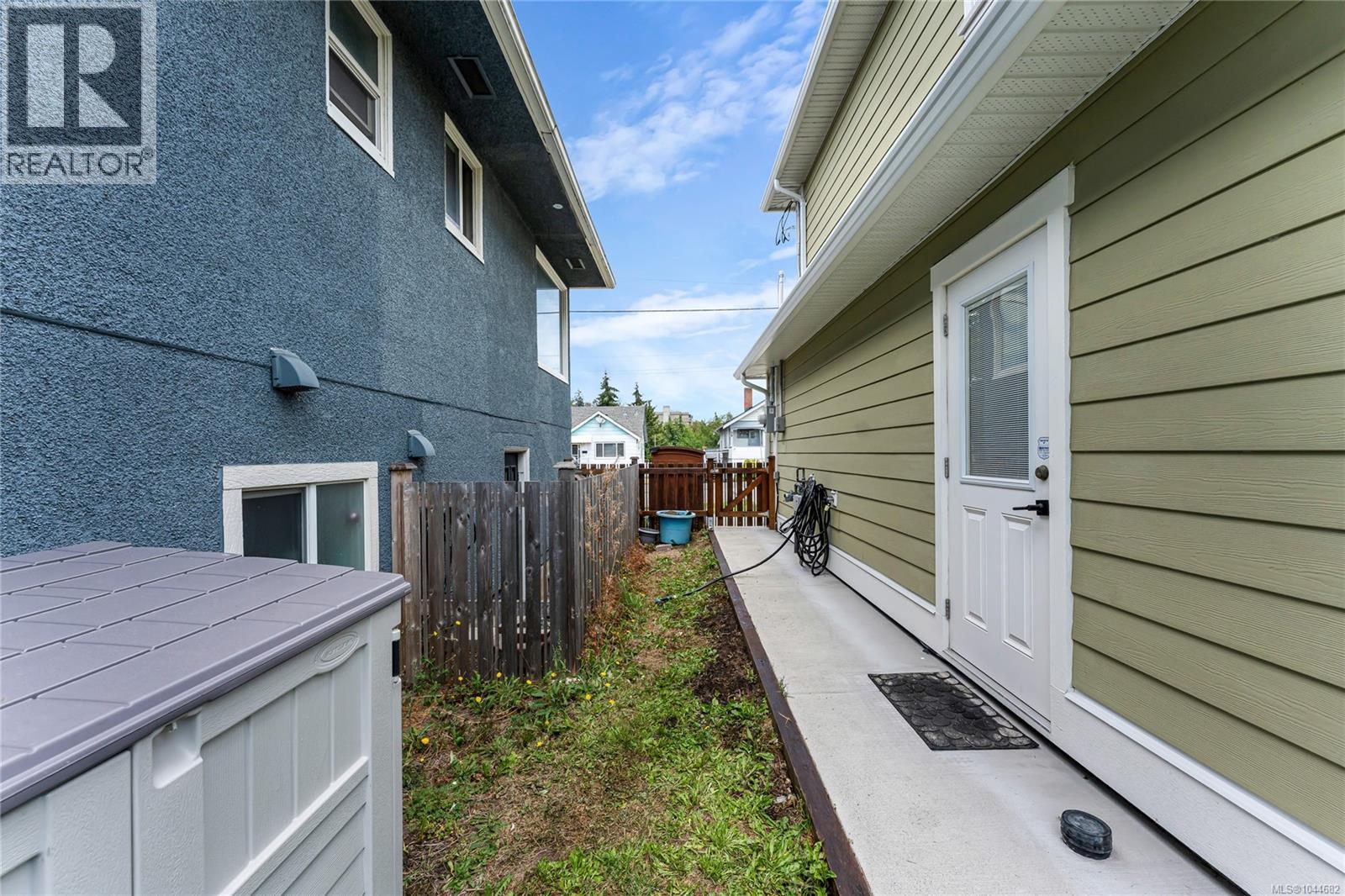 57 Sims Ave - Image 37