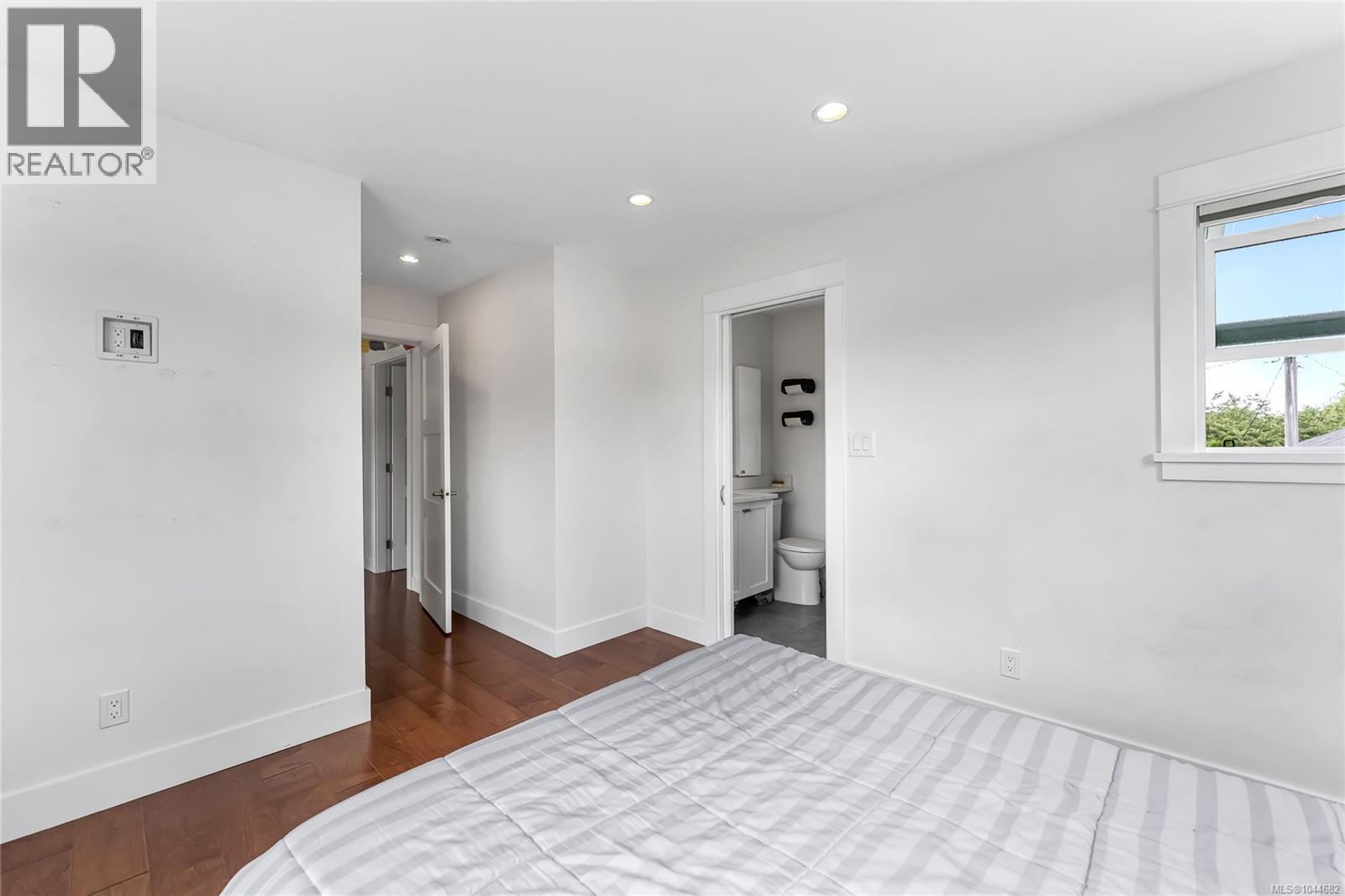 57 Sims Ave - Image 14
