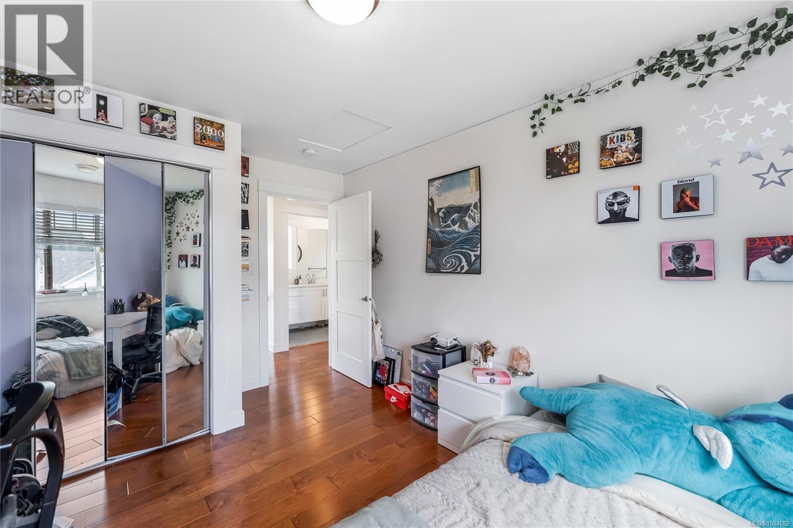 57 Sims Ave - 16
