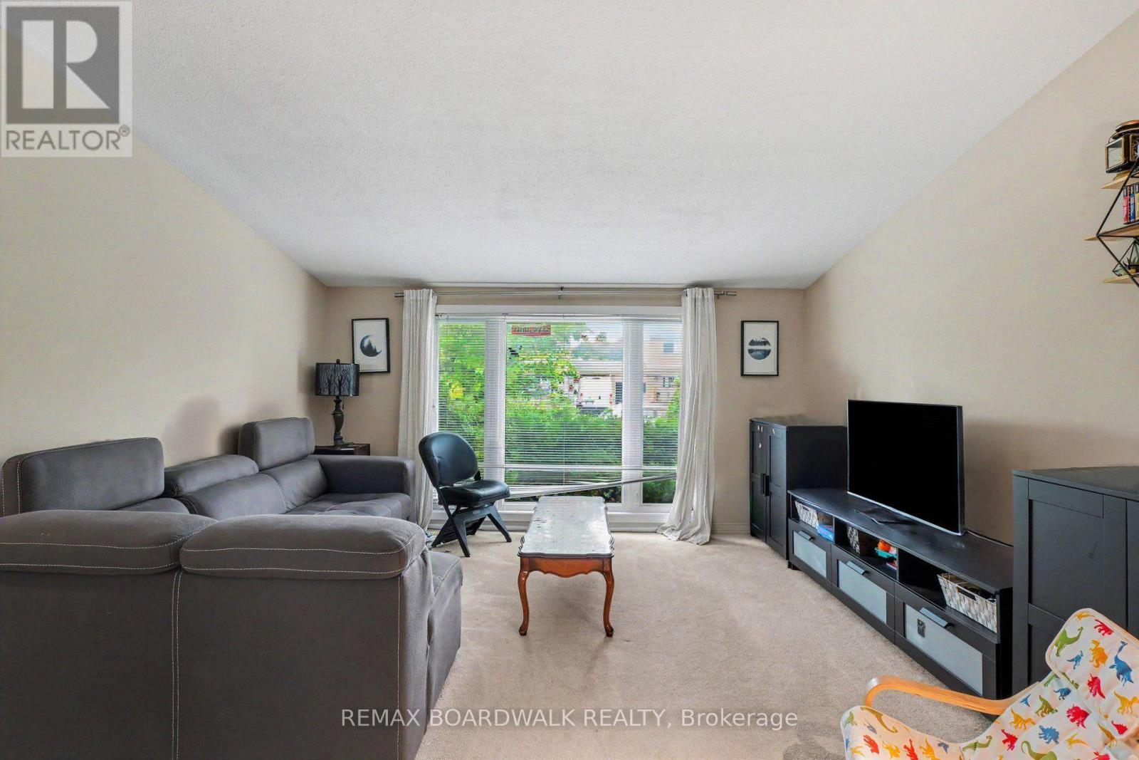 Bright Living Room Windowa