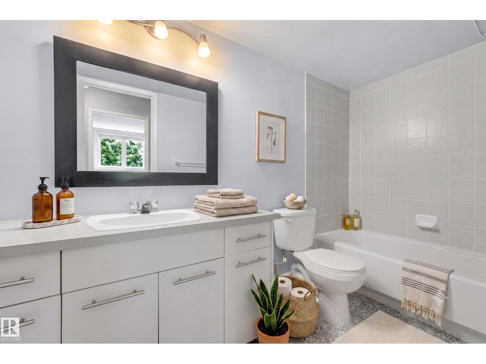 #302 9916 113 ST NW - 18
