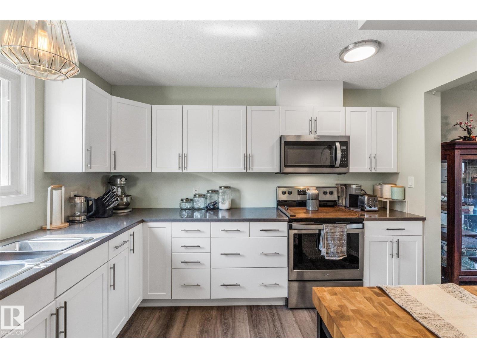 202 SPRUCE GL - Image 9