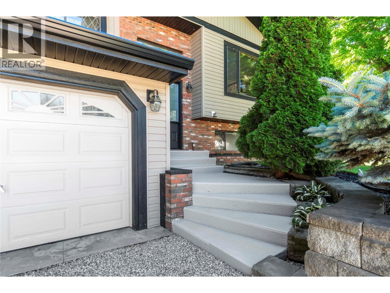 713 Hemlock Crescent S - 40
