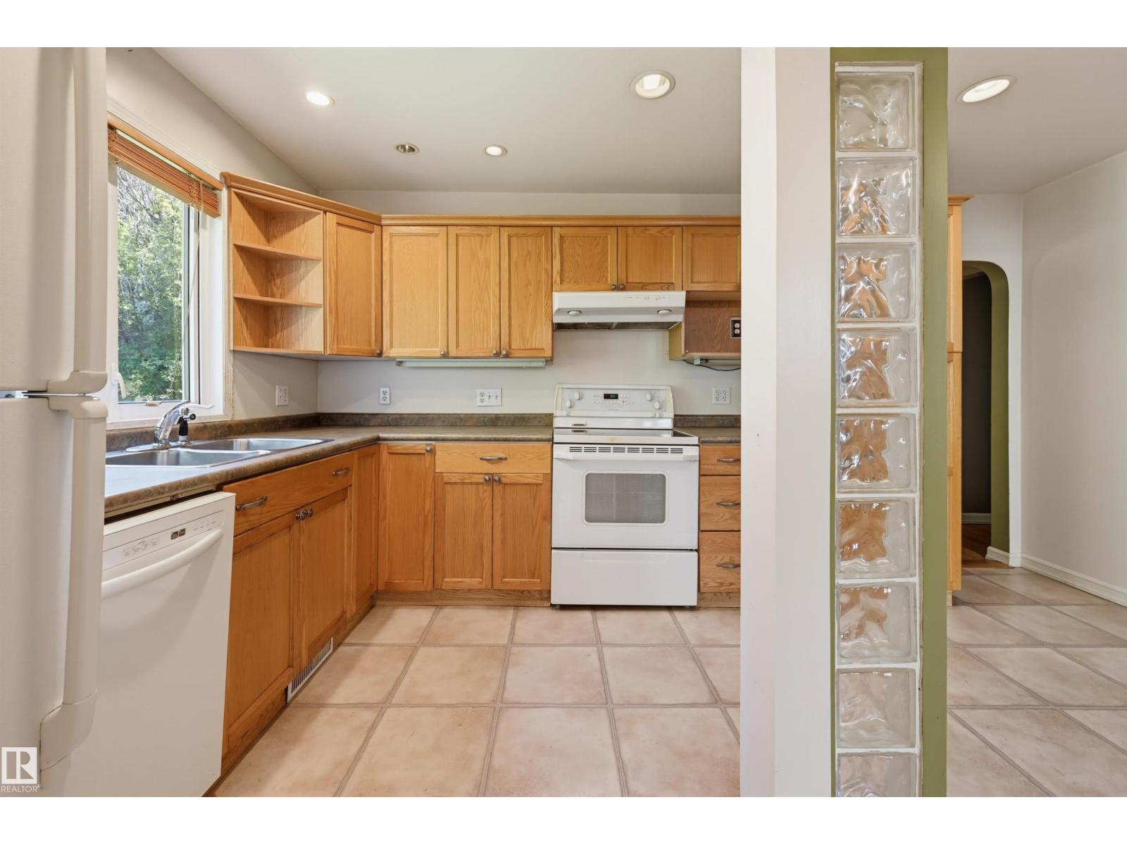 7754 80 AV NW - 13