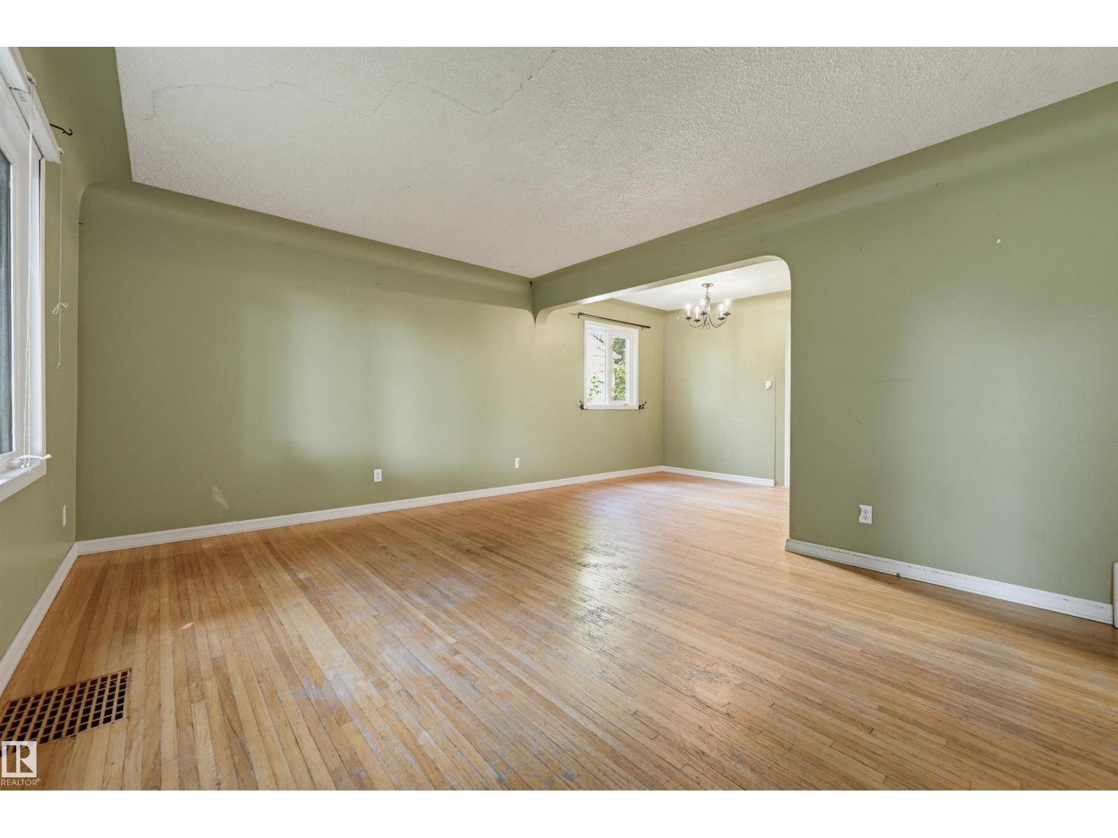 7754 80 AV NW - 7
